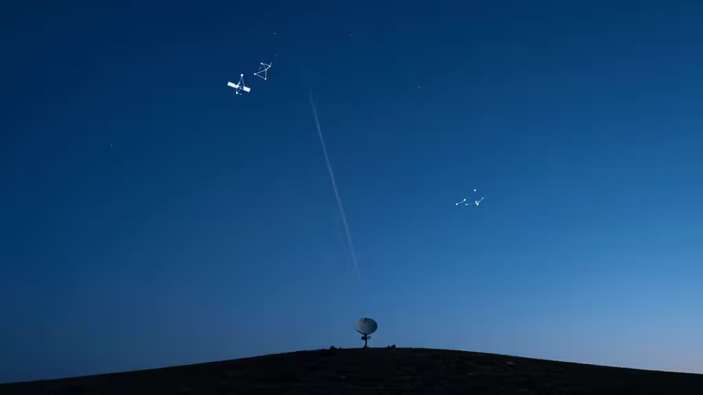 Une parabole satellite sur une colline sombre se connecte aux satellites Starlink traversant le ciel crépusculaire, illustrant l'accès internet sécurisé.