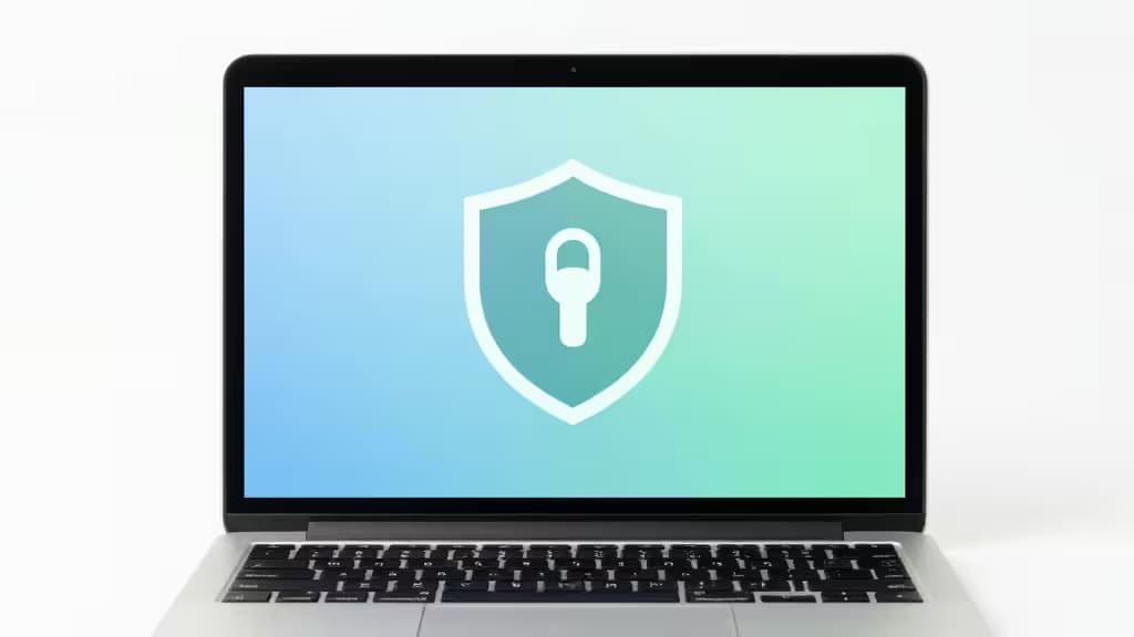Un écran d'ordinateur portable affiche une icône de bouclier, symbolisant des appels vidéo sécurisés avec un VPN.