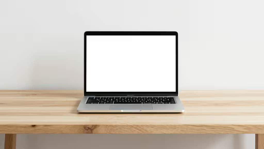 MacBook Pro sur bureau en chêne clair, écran blanc, fond neutre, style minimaliste professionnel.