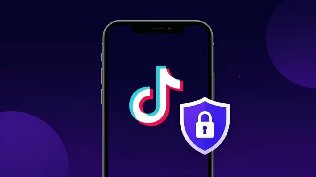 Smartphone mit TikTok-Logo und lila Sicherheitsschild auf dunklem Hintergrund.