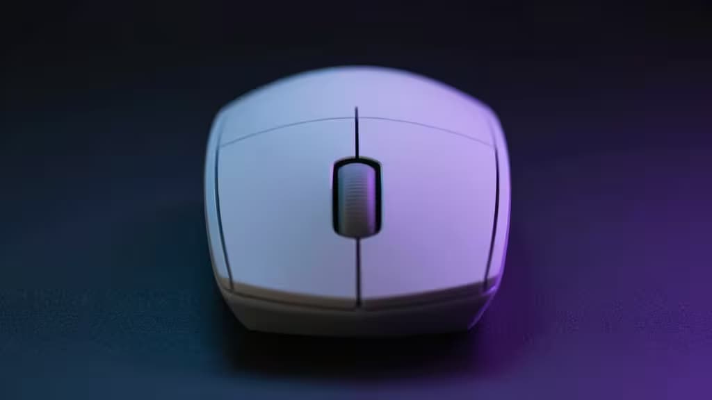 Ratón ergonómico blanco con iluminación púrpura y azul, centrado sobre superficie oscura, diseño abstracto para gamers zurdos.