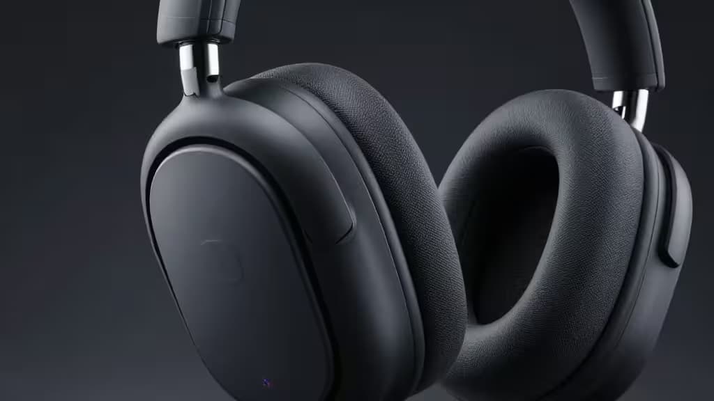 Schwarzes Over-Ear-Gaming-Headset mit plüschigen Memory-Foam-Ohrpolstern, konzipiert für komfortables stundenlanges Spielen mit Brille.