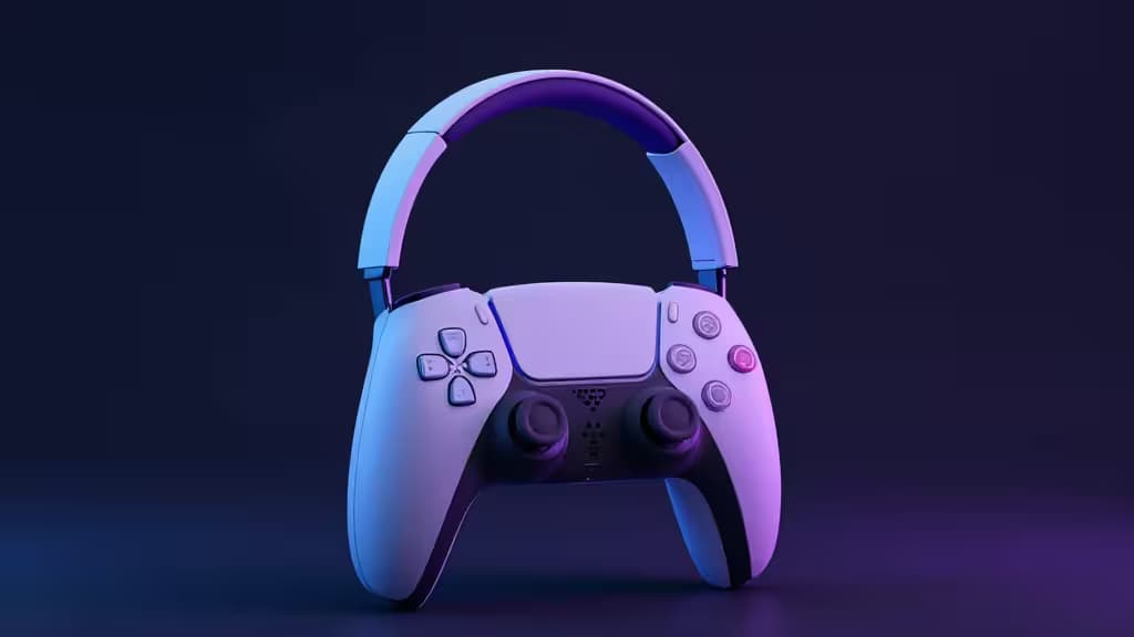 Un controller PS5 DualSense bianco con un archetto viola per cuffie gaming, illuminato da luci blu e viola su sfondo scuro