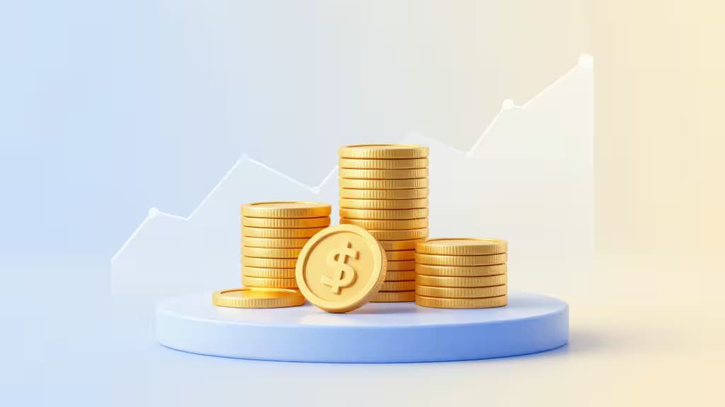 Золотые долларовые монеты, сложенные стопкой на синей платформе, с восходящим белым графиком, символизирующим рост доходности на платформах стейблкоинов.