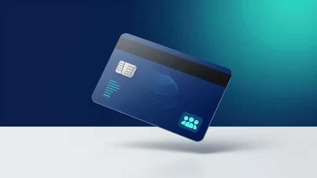 Abstracte weergave van moderne zakelijke uitgavenkaarten met een real-time bestedingsdashboard en multi-currency symbolen op een diepblauwe achtergrond.
