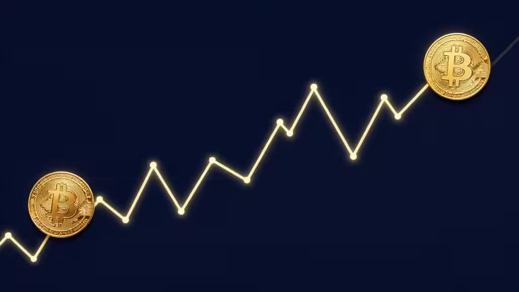 Due monete Bitcoin dorate seguono un grafico a linea luminosa in ascesa su sfondo blu scuro, simboleggiando crescita cripto USA 2025.