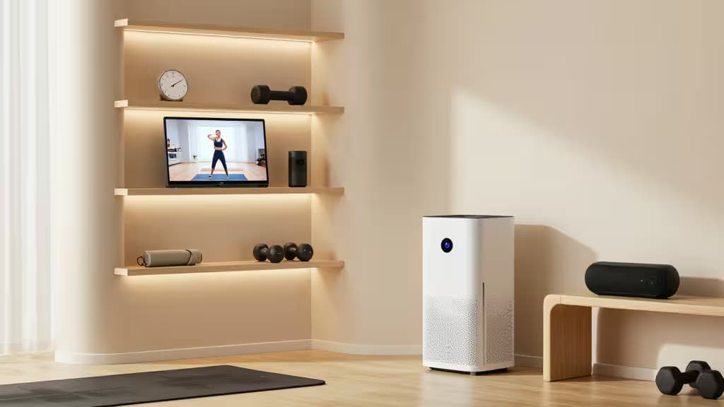 Modernes Home-Gym mit Smart Display, Luftreiniger und Lautsprecher auf hellen Holzregalen