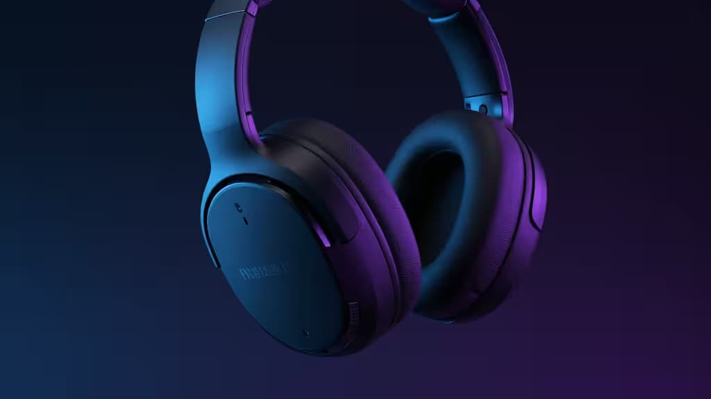 Cuffia gaming wireless nera opaca con auricolari imbottite sospesa su sfondo sfumato blu-viola.