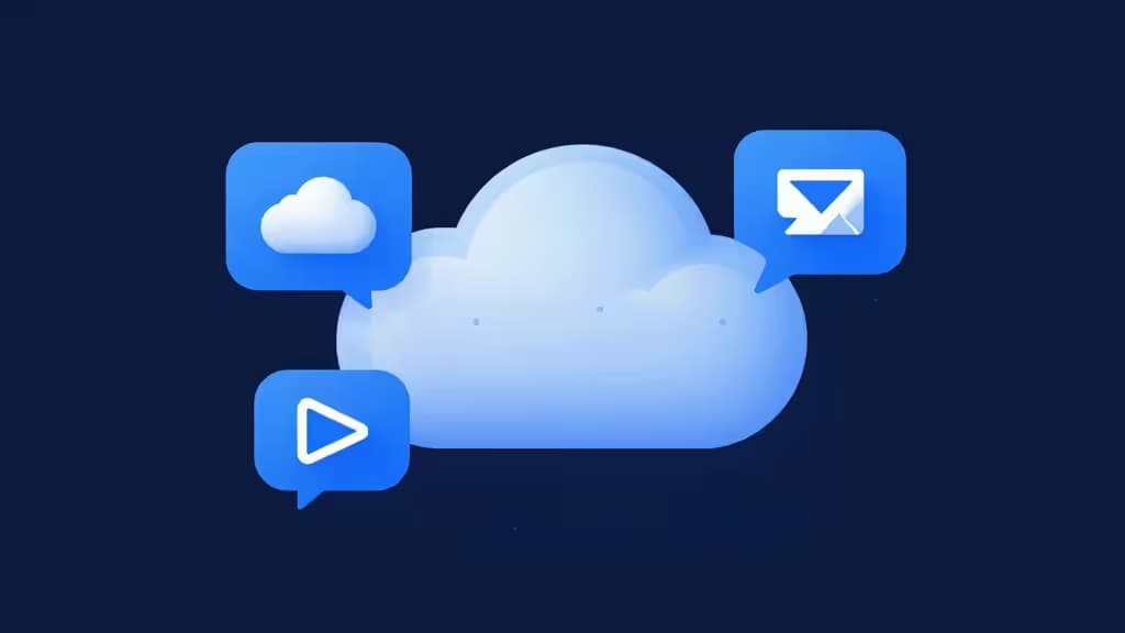 Une icône de cloud bleu entourée de trois bulles contenant des symboles de cloud, de lecture et d'email sur fond sombre, représentant la sauvegarde cloud sécurisée
