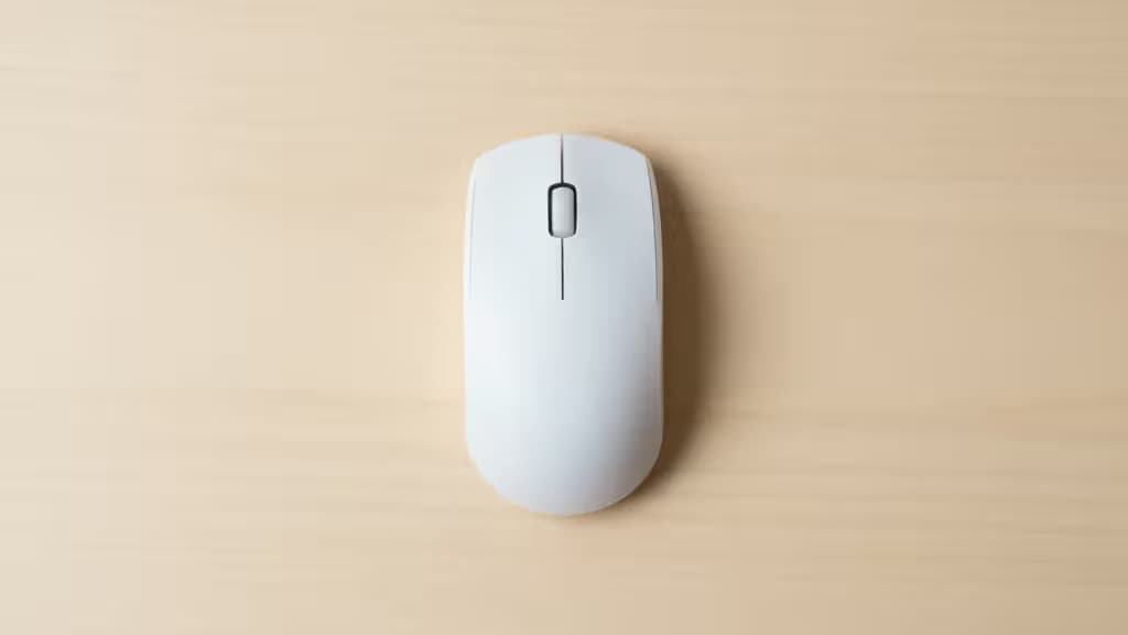 Eine kleine vertikale ergonomische Maus auf einem hellen Schreibtisch