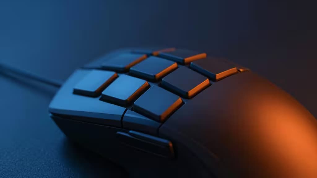 Schwarze MMO-Maus mit orange beleuchteten Daumentasten auf dunkler Oberfläche unter dramatischem blauem und amberfarbenem Licht.