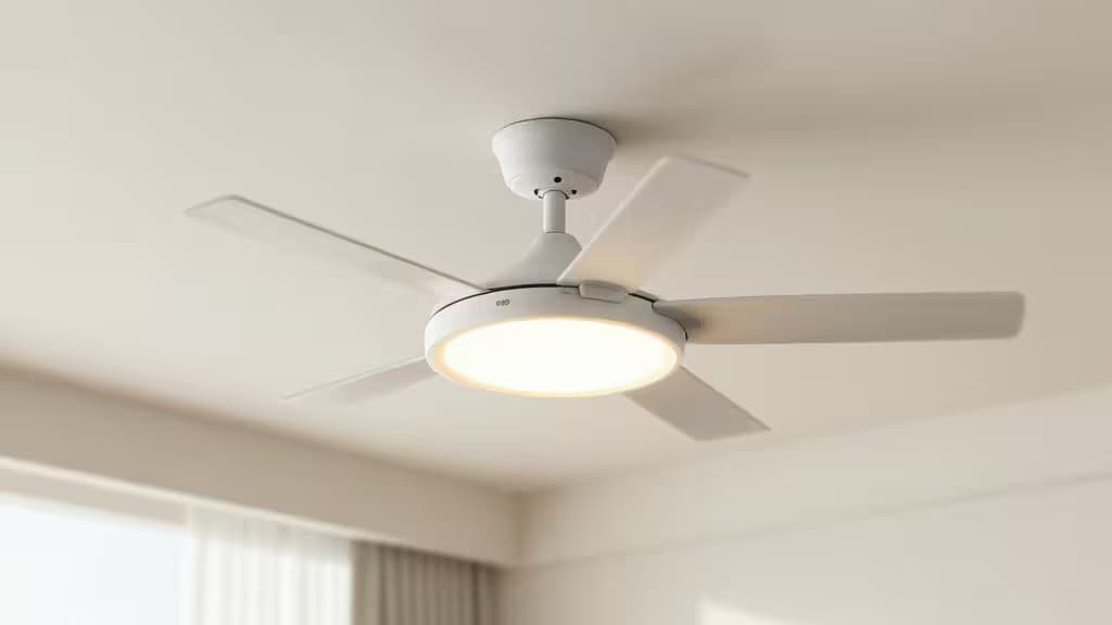 Moderner smarter Deckenventilator mit integrierter LED-Beleuchtung in einem hellen, minimalistischen Wohnraum