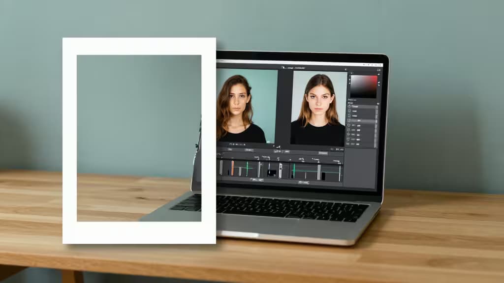 Laptop auf Holztisch zeigt Vorher-Nachher-Porträt-Retusche mit leerem weißen Rahmen daneben — Illustration zu KI-Fotobearbeitungs-Tools für Fotografen.