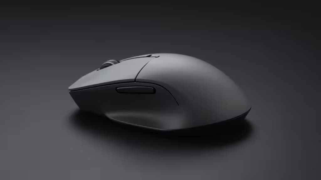 Rato gaming ergonómico preto mate repousa sobre uma superfície de gradiente escuro, destacando o seu design vertical para utilizadores canhotos.