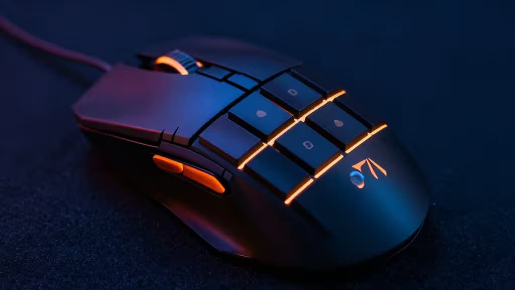 Mouse gaming nero con pulsanti laterali arancioni luminosi su superficie scura sotto illuminazione blu.