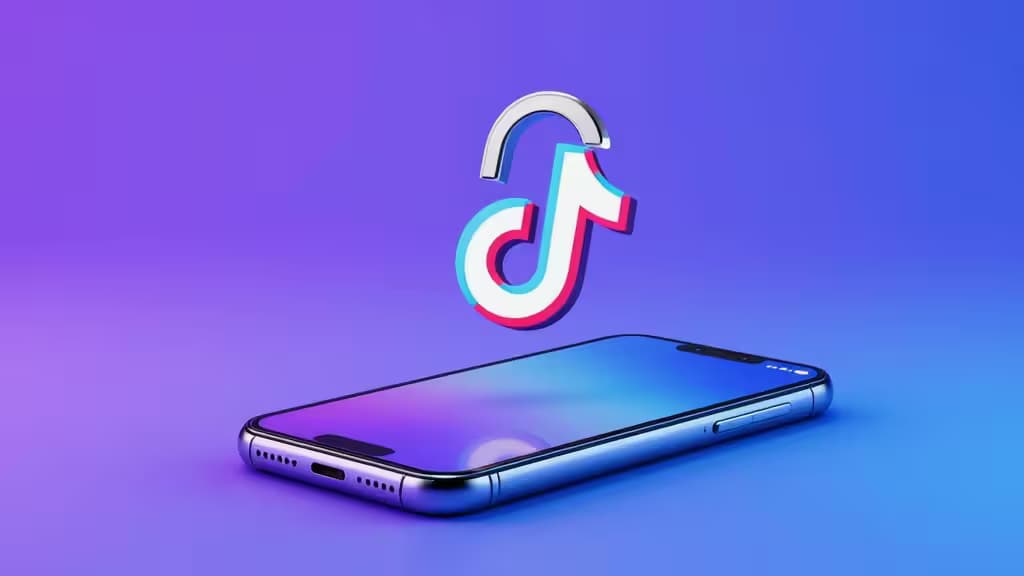 Un smartphone élégant affichant le logo TikTok, avec une icône de cadenas métallique flottant au-dessus sur un fond dégradé violet et bleu.