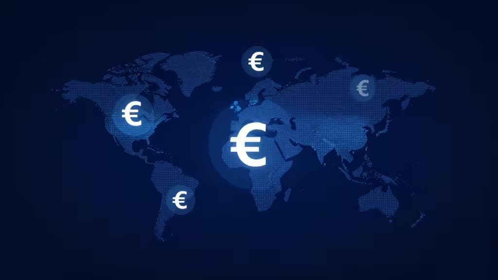 Светящиеся символы валют парят над точечной картой мира на тёмно-синем фоне, символизируя мультивалютное управление расходами для удалённых команд.