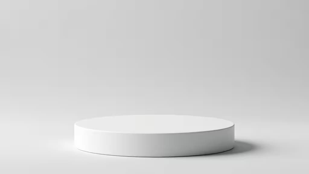Minimalistische productfotografie studio met een product op een witte sokkel onder zachte, gelijkmatige belichting