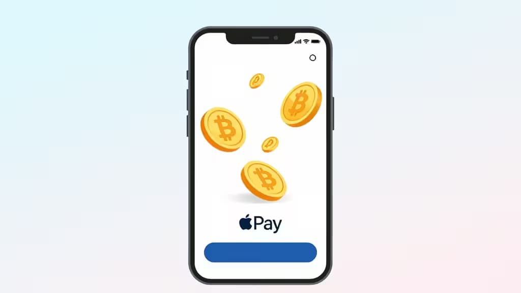 Smartphone negro muestra monedas de Bitcoin doradas flotando sobre el logo de Apple Pay y un botón azul en pantalla blanca.