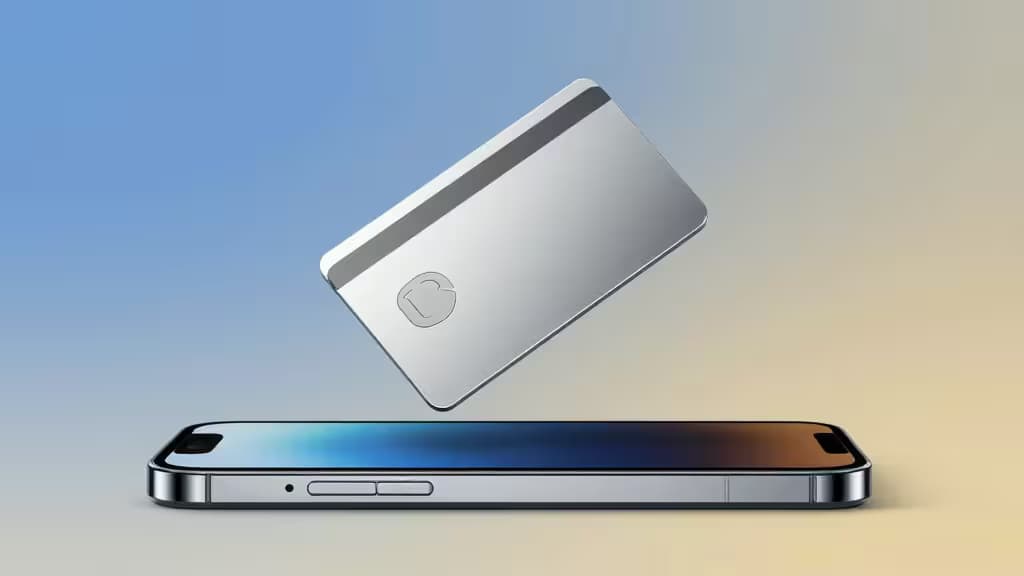 Un portefeuille hardware crypto élégant flotte au-dessus d'un smartphone moderne, symbolisant les options de stockage sécurisé pour débutants en 2026.