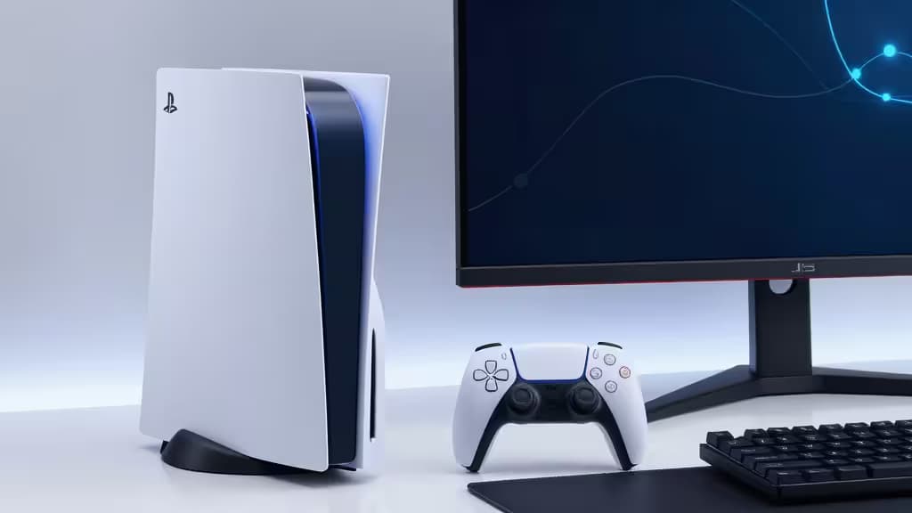 Console PlayStation 5 branco ao lado de um monitor 4K gamer, controle DualSense e teclado sobre uma mesa limpa e bem iluminada.