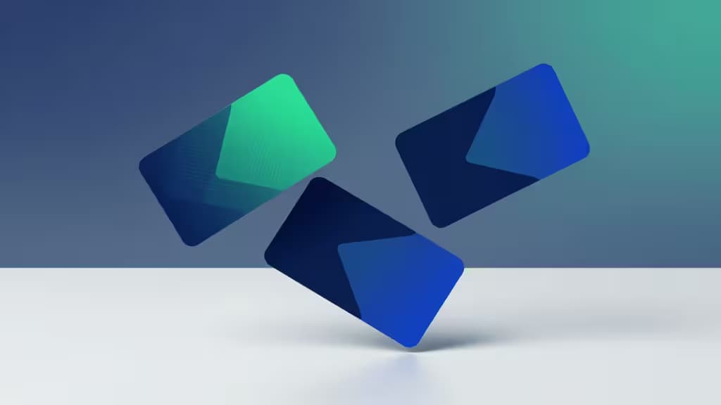 Trois cartes fintech translucides flottent au-dessus d'une surface blanche sur un fond dégradé bleu-vert.