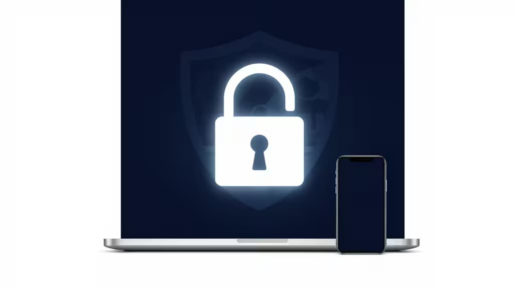 Candado digital brillante flotando sobre un portátil y un smartphone, simbolizando la seguridad de contraseñas con un fondo azul oscuro.